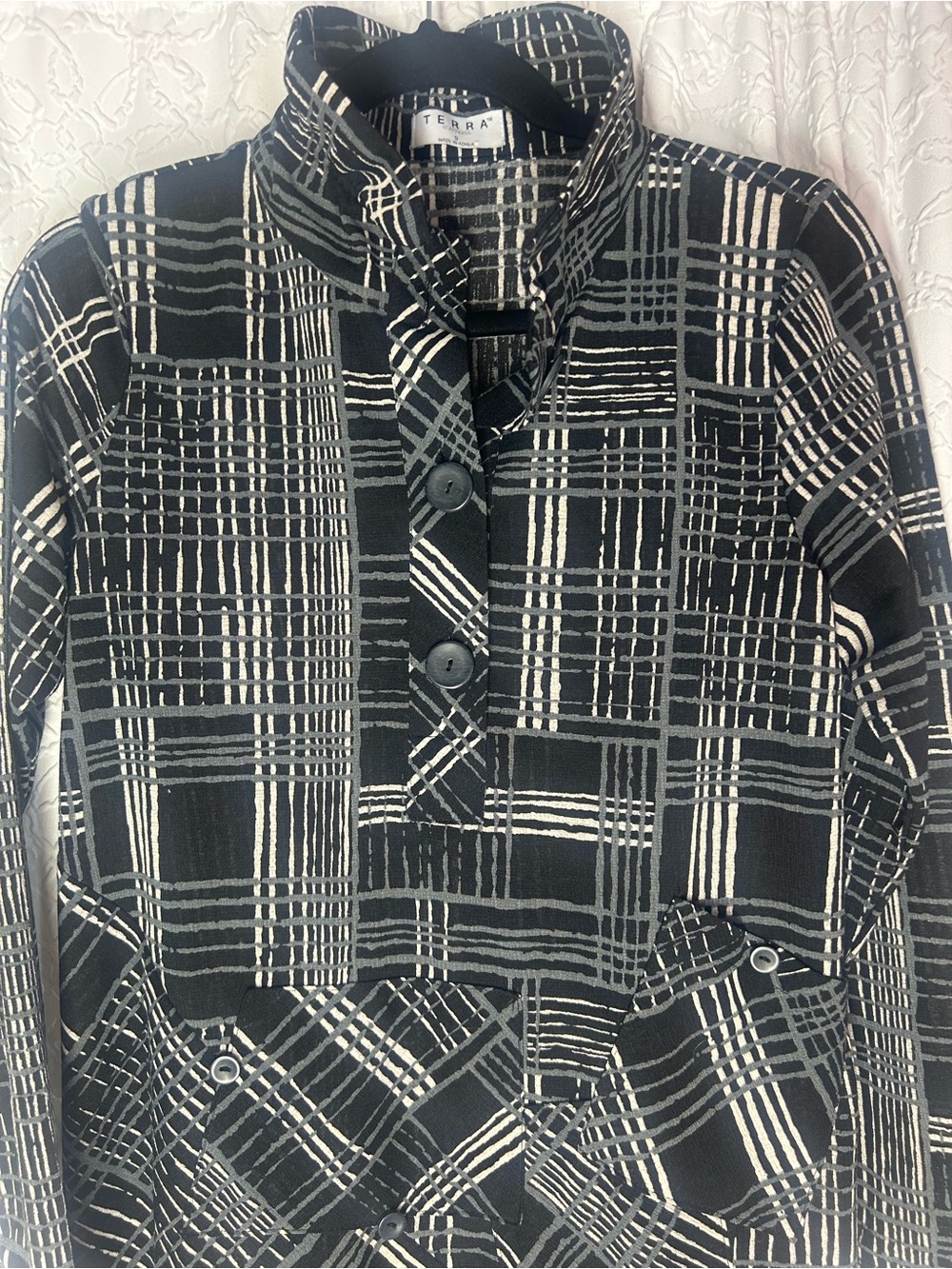 Women’s Artsy Geometric Black and White Patterned Button-Up Shirt Korean made Sm